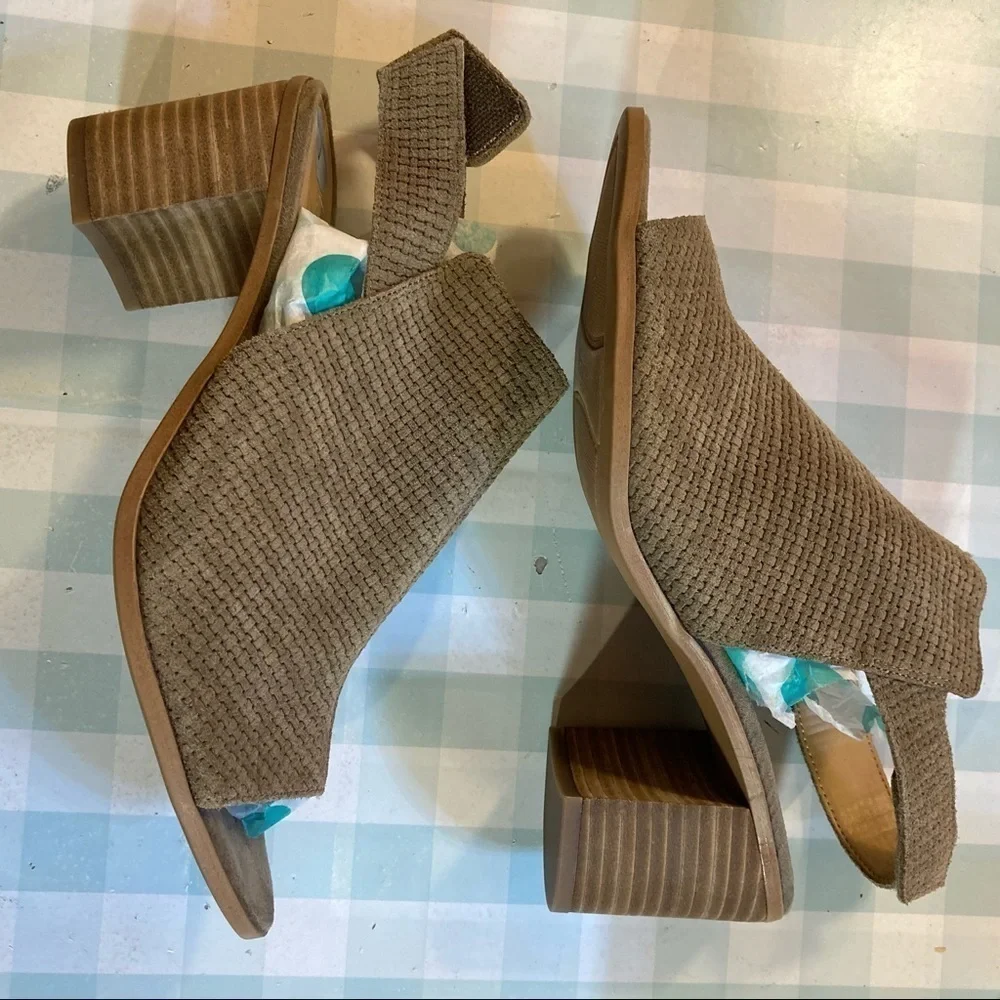 NEW Franco Sarto sz 7,5 Helix olive suede peeptoe